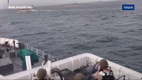 中国渔船吃瓜图片高清,夏日渔港的悠闲时光