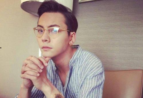 一个网红男娃戴个眼镜